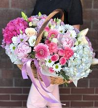 Цветочная композиция из Розы, Хризантемы, Пионы и Лизиантусы в корзине в Андрее-Кургане