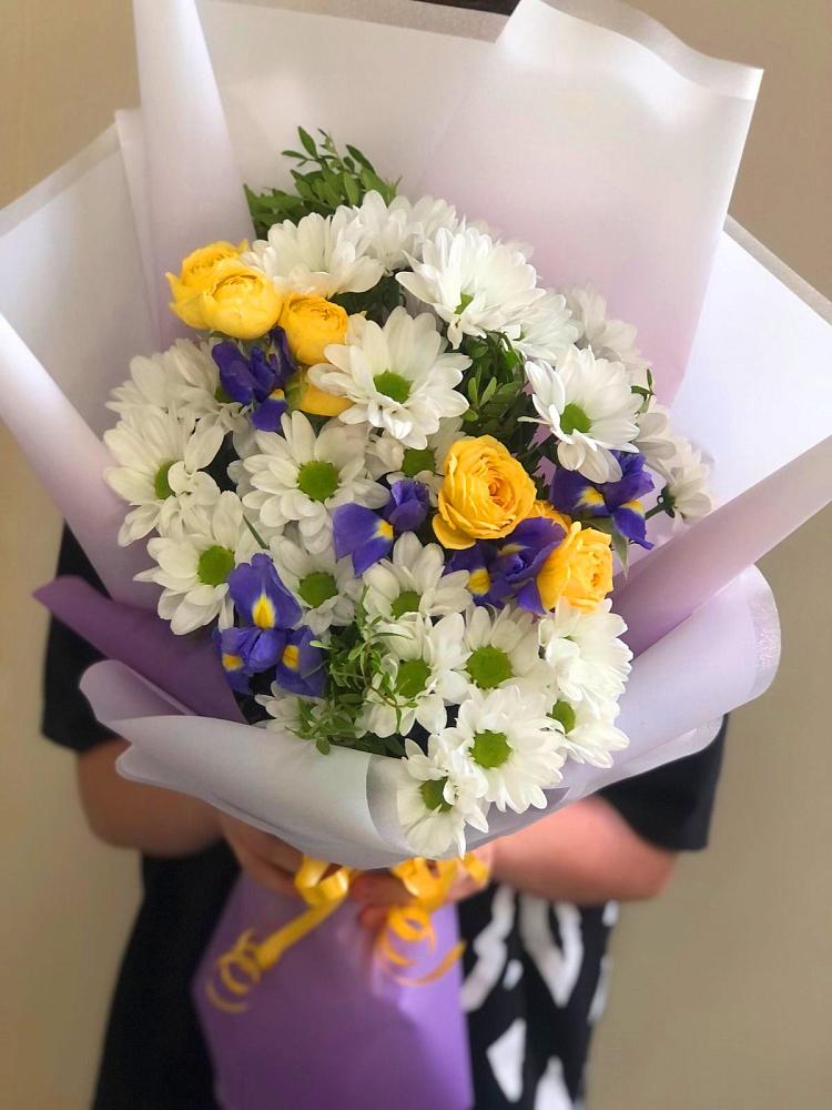Букет цветов из: Ирисы, Хризантемы и Розы в Андрее-Кургане