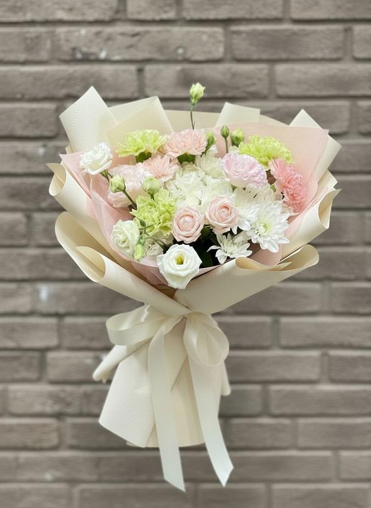 Букет цветов из: Гвоздики, Розы, Лизиантусы и Хризантемы в Андрее-Кургане